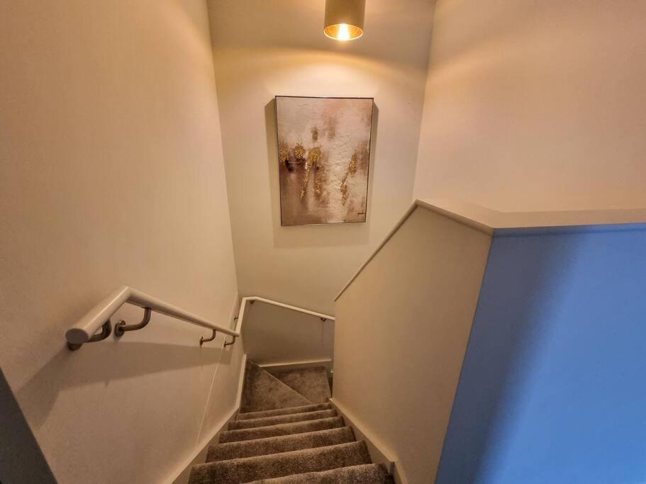 Stunning 4-Bedroom Townhouse With Free Parking Манчестер Экстерьер фото