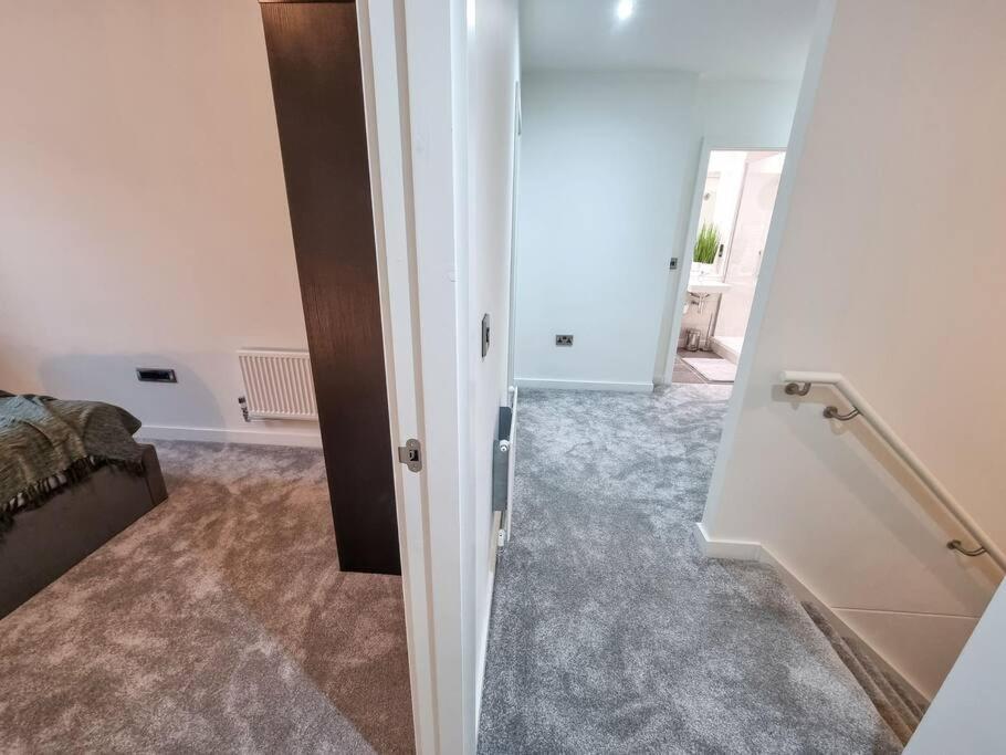 Stunning 4-Bedroom Townhouse With Free Parking Манчестер Экстерьер фото