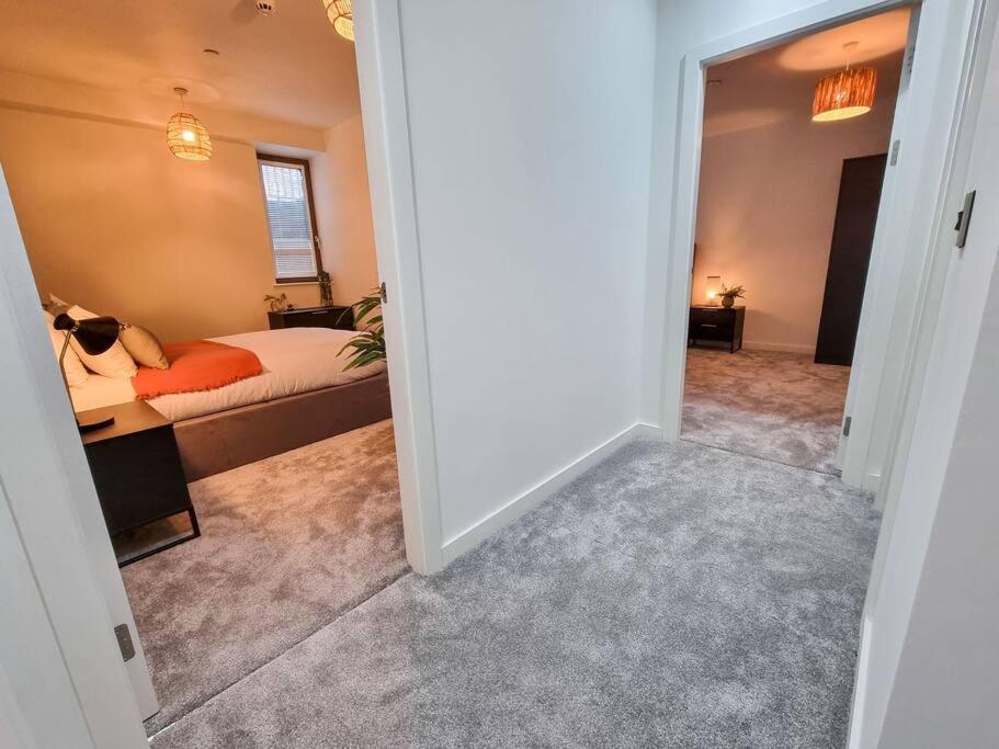 Stunning 4-Bedroom Townhouse With Free Parking Манчестер Экстерьер фото