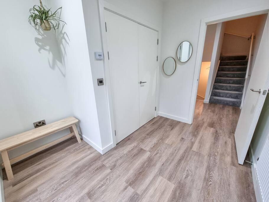 Stunning 4-Bedroom Townhouse With Free Parking Манчестер Экстерьер фото