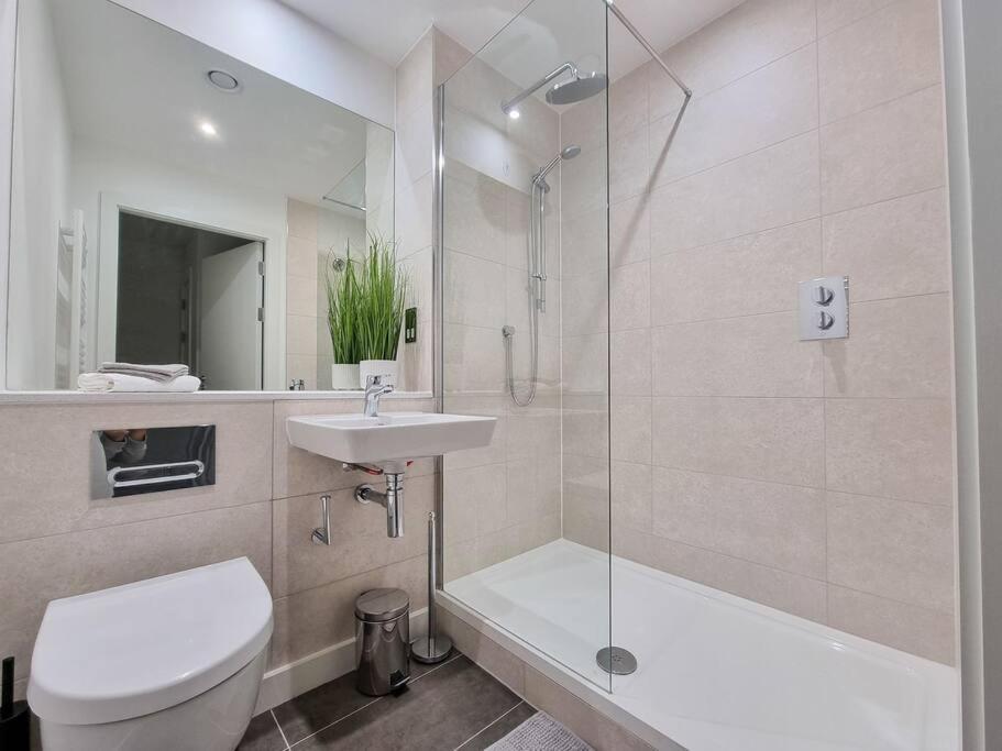 Stunning 4-Bedroom Townhouse With Free Parking Манчестер Экстерьер фото