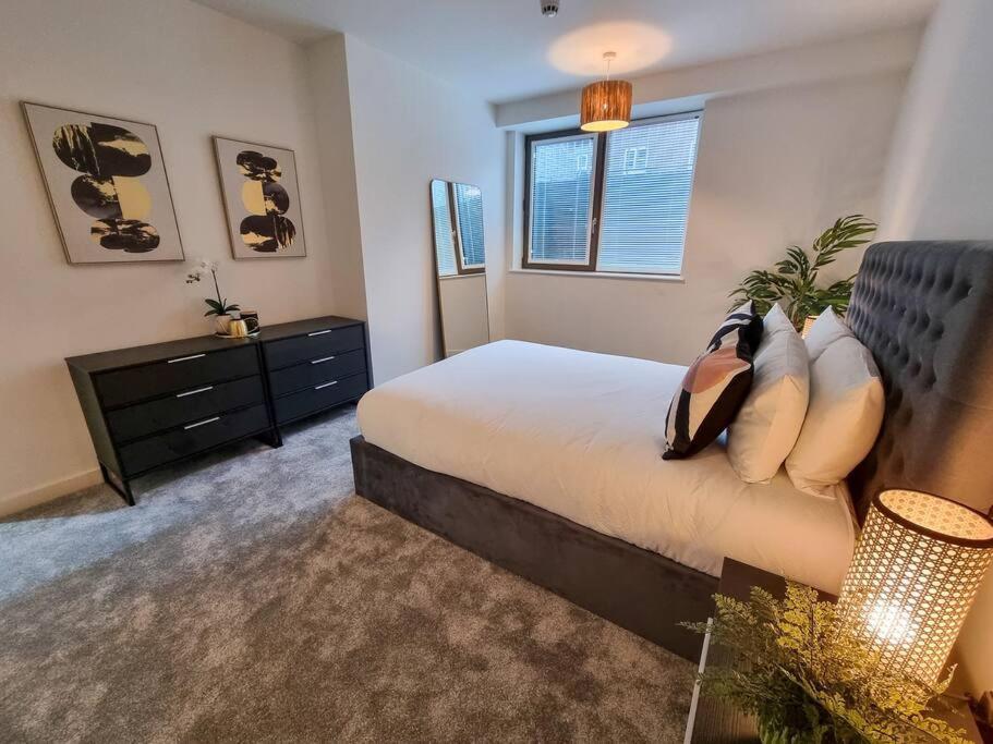 Stunning 4-Bedroom Townhouse With Free Parking Манчестер Экстерьер фото