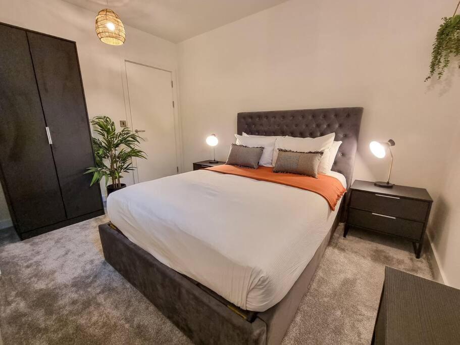 Stunning 4-Bedroom Townhouse With Free Parking Манчестер Экстерьер фото