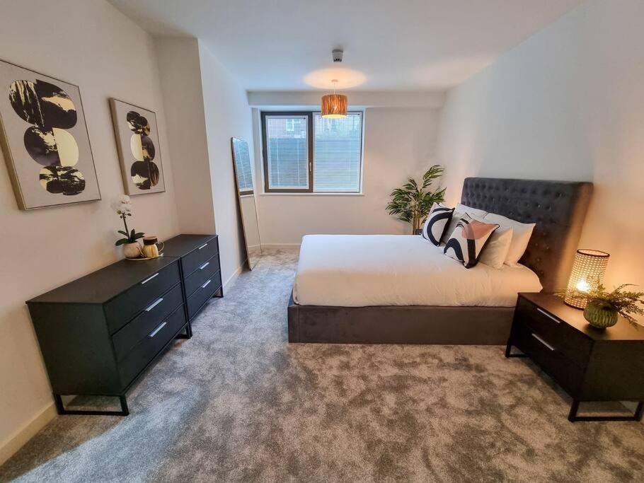 Stunning 4-Bedroom Townhouse With Free Parking Манчестер Экстерьер фото