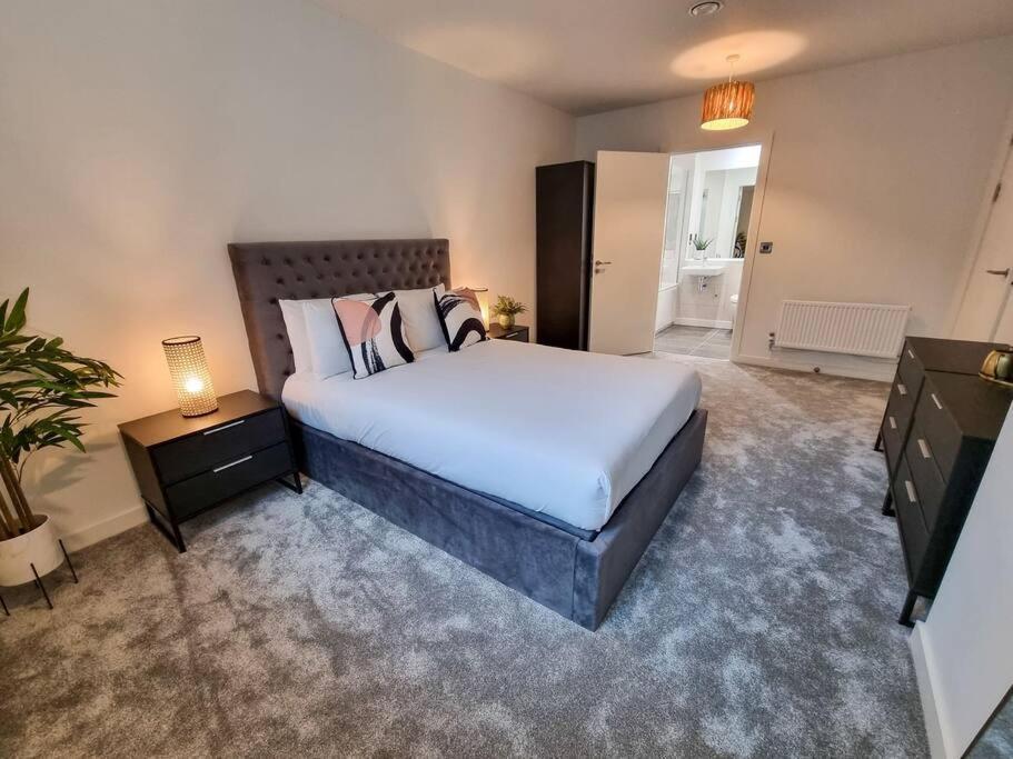 Stunning 4-Bedroom Townhouse With Free Parking Манчестер Экстерьер фото