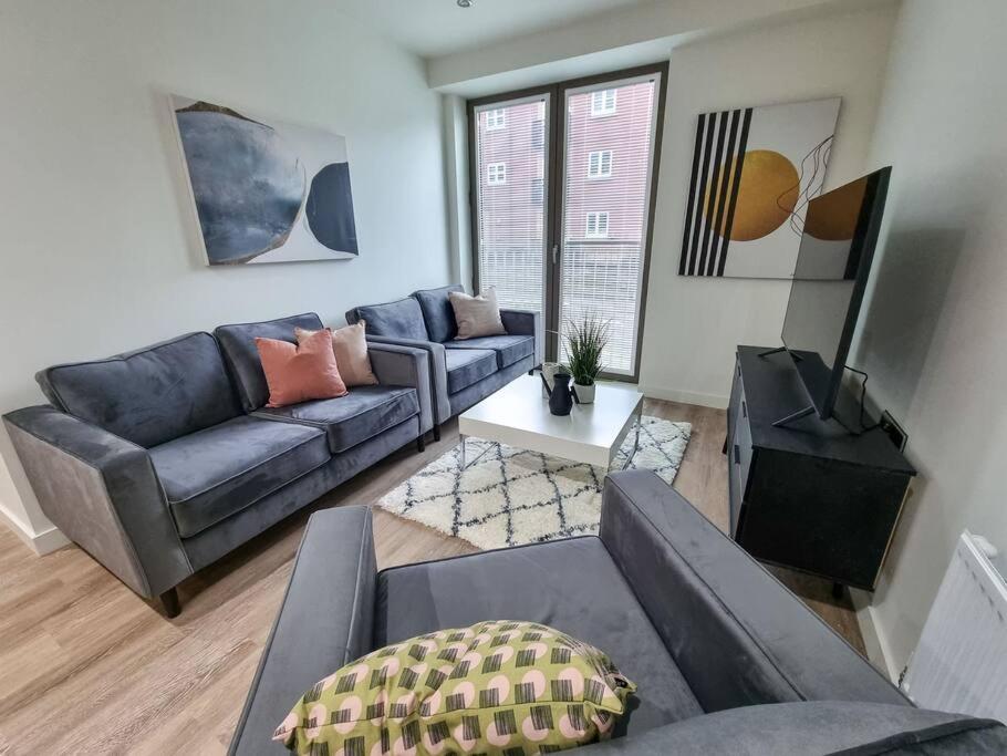 Stunning 4-Bedroom Townhouse With Free Parking Манчестер Экстерьер фото