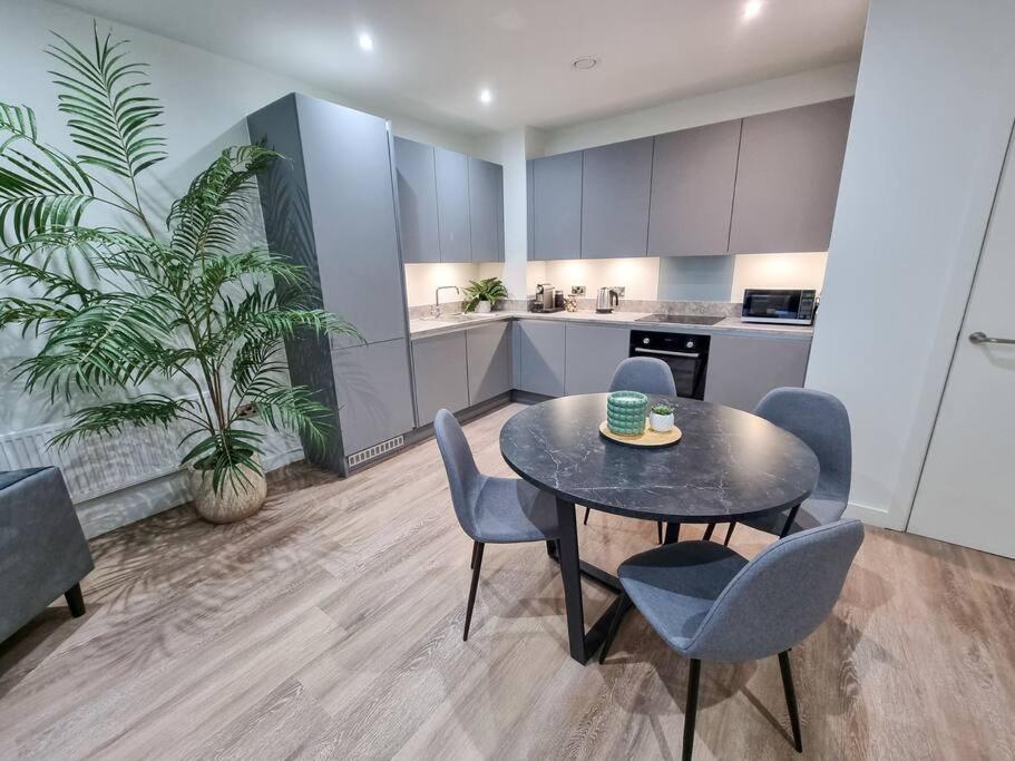 Stunning 4-Bedroom Townhouse With Free Parking Манчестер Экстерьер фото