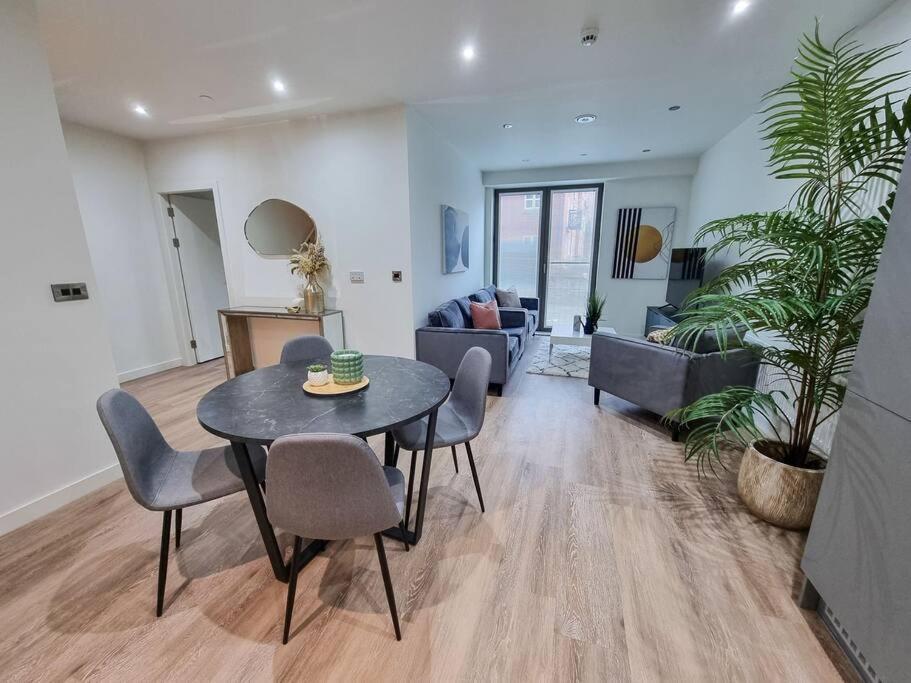Stunning 4-Bedroom Townhouse With Free Parking Манчестер Экстерьер фото
