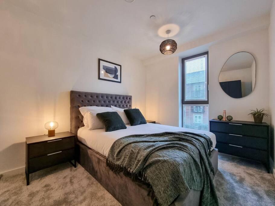 Stunning 4-Bedroom Townhouse With Free Parking Манчестер Экстерьер фото